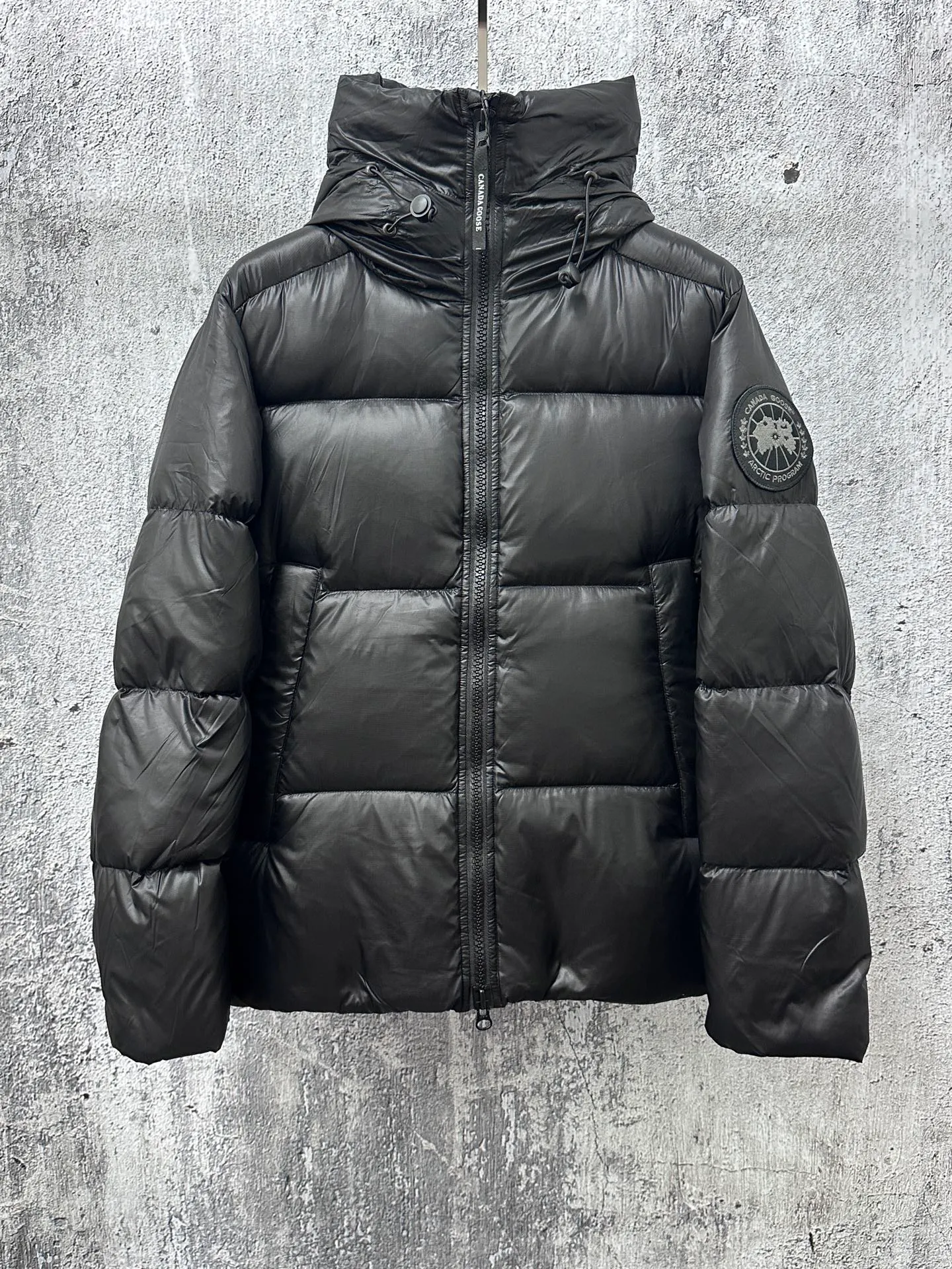 P780 [𝘾𝘼𝙉𝘼𝘿𝘼 𝙂𝙊𝙊𝙎𝙀] Canada Goose's limited new Crofton puff down jacket, top version, ceiling level Crofton soft loaf, 2024 latest style, cold protection effect up to level 4, using recycled Feather-Light tear-resistant fabric, ultra-light, no weight on the upper body at all! The unique black label highlights your temperament‼ ️ Canada Goose, a Canadian brand, has always been recognized as the warmest down jacket. Various Instagram celebrities, Internet celebrities, and celebrities often wear it for street photos. I make Canada Goose every year, but I still can't get rid of my love for it. No matter how cold the days are, there is no need to be afraid, because there is! Filled with 90% white duck down, it is the legendary warmest down jacket and is known as a must-have for Arctic outdoor sports! The most popular down jacket in the world, celebrities are rushing to buy it, it is a must-have!  Size: S~XXL